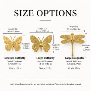 K&ouml;nnte beinhalten: Eine Tabelle mit dem Titel SIZE OPTIONS zeigt drei goldfarbene Insektenfiguren aus Metall: einen mittleren Schmetterling, einen gro&szlig;en Schmetterling und eine gro&szlig;e Libelle. Jedes Objekt enth&auml;lt gedruckte Ma&szlig;e in Zentimetern und Zoll, Dicke und Gewicht.