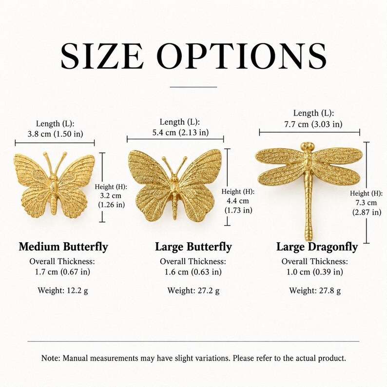 K&ouml;nnte beinhalten: Eine Tabelle mit dem Titel SIZE OPTIONS zeigt drei goldfarbene Insektenfiguren aus Metall: einen mittleren Schmetterling, einen gro&szlig;en Schmetterling und eine gro&szlig;e Libelle. Jedes Objekt enth&auml;lt gedruckte Ma&szlig;e in Zentimetern und Zoll, Dicke und Gewicht.