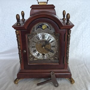 Voll funktionsfähige Vintage-Wanduhr Warmink WUBA mit Mondphase – Niederländische Kaminuhr aus Walnussholz und Messing aus den 1960er Jahren, John Warmink – mit Originalschlüssel