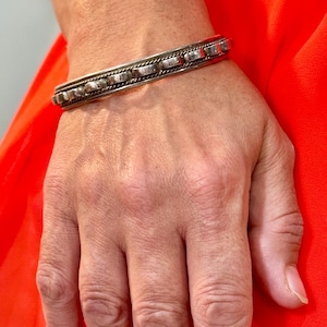 Bracciale rigido vintage Navajo L.A. Willie in argento sterling, bracciale rigido impilabile in argento stile sud-ovest americano con decorazioni a sbalzo e incisioni a mano.