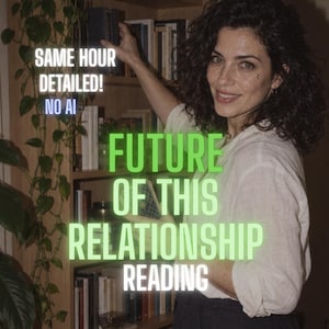 Könnte beinhalten: Eine Person mit dunklem, lockigem Haar in einem weißen Hemd und dunkler Hose vor einem Bücherregal. Der Text lautet: SAME HOUR DETAILED! NO AI FUTURE OF THIS RELATIONSHIP READING. Eine grüne Pflanze mit rankenden Trieben steht neben dem Regal.
