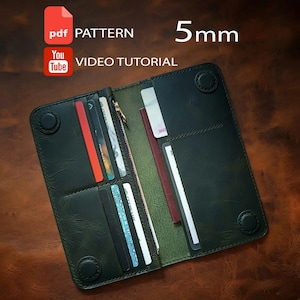 Op de afbeelding: Een donkergroene lederen portemonnee met meerdere kaartsleuven, een vak met ritssluiting en een paspoorthouder. De portemonnee heeft vier ronde drukknopen op de hoeken. Tekst op de afbeelding bevat PDF PATTERN, 5mm en YOUTUBE VIDEO TUTORIAL.