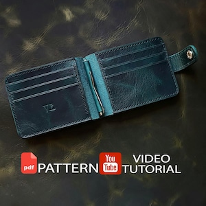 Puede incluir: Una cartera plegable de color verde azulado con un clip para billetes, múltiples ranuras para tarjetas y una lengüeta de cierre a presión. La cartera presenta las letras VE en relieve e incluye una etiqueta PDF pattern YouTube video tutorial.