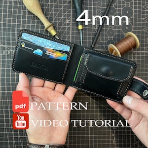 Puede incluir: Una cartera bifold de cuero negro con costuras marrones, que incluye ranuras para tarjetas, un bolsillo para monedas con solapa y el texto BARCA en relieve. La cartera se muestra junto a herramientas de cuero y un hilo.