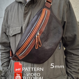 Op de afbeelding: Een donkerbruine leren heuptas met een lichtbruine leren rand, zilveren rits en twee leren ritstrekkers. De tas heeft een klein label aan de zijkant en de tekst PDF PATTERN, 5mm, en YouTube VIDEO TUTORIAL.