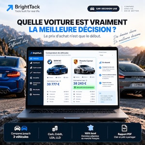 Op de afbeelding: Een laptopscherm met de BrightTack Car Decision Lab-interface, met een voertuigvergelijking tussen een blauwe BMW M2 en een zilveren Porsche Cayman, met Franstalige tekst tegen een achtergrond van een berglandschap.