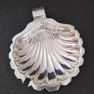 Franse Art Deco boterkaviaarschelp, Maison Desny, verzilverd en met satijnen glas.
