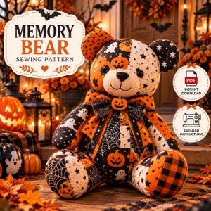 Pode incluir: Um urso de pelúcia feito de tecido patchwork com padrões de Halloween, incluindo abóboras laranja, fantasmas brancos, teias de aranha pretas e estrelas pretas. O urso usa uma gravata borboleta a condizer com um pequeno botão de abóbora.