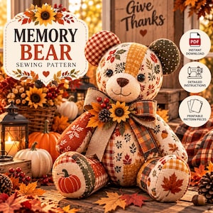 Op de afbeelding: Een naaipatroon voor een herinneringsbeer met een patchwork teddybeer van stof met herfstblad-, pompoen- en ruitpatronen. De beer is versierd met een strik van jute, zonnebloemen en bessen. Tekst bevat Memory Bear Sewing Pattern.