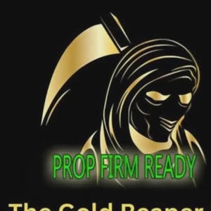 Puede incluir: Un diseño gráfico que presenta una figura estilizada de un segador dorado sobre un fondo negro. El texto "PROP FIRM READY" aparece en letras verdes debajo de la figura, y el texto "The Gold Reaper" es visible en la parte inferior.