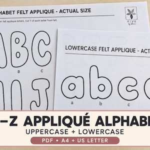 Puede incluir: Dos hojas de papel blanco con contornos negros de letras del alfabeto para aplicaciones de fieltro. La hoja superior muestra las mayúsculas A, B, C, H, I, J y la inferior las minúsculas a, b, c, d. El texto incluye ALPHABET FELT APPLIQUE - ACTUAL SIZE.