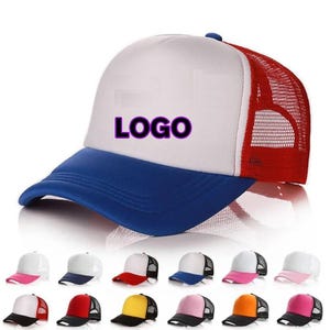 Peut inclure: Une casquette de type trucker avec un panneau avant blanc portant le mot LOGO imprimé en noir, une visière bleue unie et un arrière en filet rouge. La casquette présente une calotte structurée et une fermeture réglable, montrée en divers coloris.