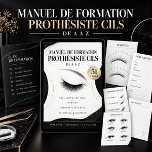 Op de afbeelding: Een digitale tablet met een 51-pagina tellende trainingshandleiding voor wimperstylisten genaamd MANUEL DE FORMATION PROTHÉSISTE CILS DE A À Z, omringd door geprinte instructiebladen, klantendossiers, mapping-gidsen en een gouden pincet.
