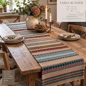 Puede incluir: Un camino de mesa tejido a mano con un patrón de rayas multicolor que incluye bandas en turquesa, rojo y negro sobre una base de color beige natural. El texto en la imagen indica unas dimensiones de 194 x 64 cm para este artículo textil.