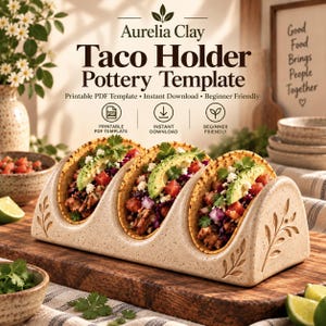 Op de afbeelding: Een beige gespikkelde keramische tacohouder met drie gebogen sleuven, elk gevuld met een taco met vlees, avocado en groenten. De tekst luidt Aurelia Clay Taco Holder Pottery Template, Printable PDF Template, Instant Download, Beginner Friendly.
