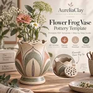 Könnte beinhalten: Eine Keramikvase mit abnehmbarem Blumensteck-Aufsatz, cremefarbener Sprenkeloptik und grünen sowie terrakottafarbenen Blütenblattmustern. Der Text lautet AureliaClay Flower Frog Vase Pottery Template.