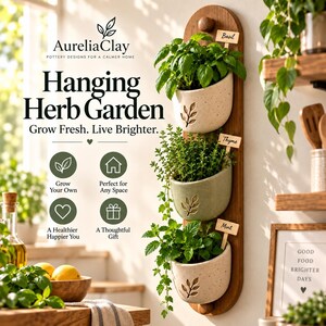 Könnte beinhalten: Ein vertikaler Wandpflanzer aus Holz mit drei Keramiktöpfen mit Blattgravuren, bepflanzt mit Basilikum, Thymian und Minze. Jeder Topf hat ein kleines Holzschild. Der Text lautet AureliaClay Hanging Herb Garden Grow Fresh. Live Brighter.