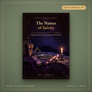以下が含まれることがあります： ハインリヒ・コルネリウス・アグリッパ著『The Names of Spirits』のデジタルPDFブックカバー。暗い紫色の背景に、紫色のリボンで結ばれた巻物、金色の天球儀、円形のチャート、そして石の棚の上に置かれた火のついたキャンドルが描かれています。