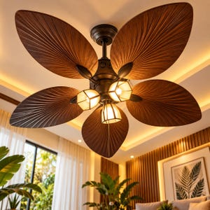 Pode incluir: Um ventilador de teto com cinco pás castanho-escuras em forma de folha e uma caixa central de metal escuro. Três luminárias geométricas tipo lanterna com lâmpadas de luz quente estão fixadas ao centro, acompanhadas por uma corrente.