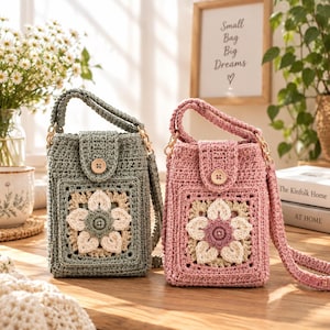 Può includere: Due borse rettangolari all'uncinetto con manico superiore e tracolla lunga. Una borsa è verde salvia, l'altra è rosa polvere. Ognuna presenta un motivo quadrato centrale con un fiore color crema, chiusura a bottone e dettagli dorati.