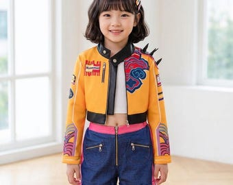 Hiphopdansoutfit voor meisjes, bestaande uit een crop top, jasje, rok en shorts, podiumkleding.