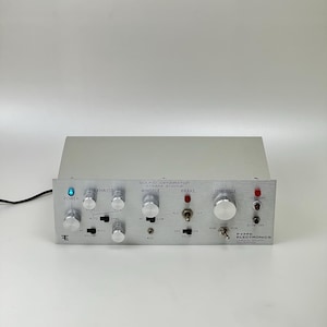 Könnte beinhalten: Ein silbernes Fyffe Electronics Sound Generator Steam Engine Steuergerät mit einer gebürsteten Metallfront, ausgestattet mit mehreren Drehknöpfen, Kippschaltern und Kontrollleuchten, beschriftet mit Power, Exhaust, Whistle, Brake und Throttle.