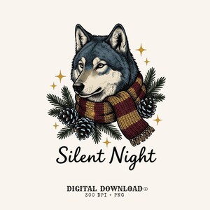 Può includere: Un'illustrazione grafica di una testa di lupo che indossa una sciarpa a righe bordeaux e oro, circondata da rami di pino e pigne con stelle dorate. Il testo in basso recita Silent Night, Digital Download, 300 DPI + PNG.