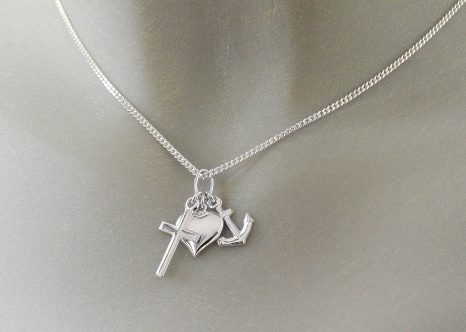 Pendentif en argent lisse, les trois vertus théologales foi, espérance et charité (croix, ancre et coeur