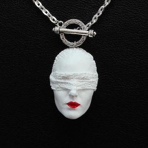 L'amour est aveugle ! L'amour ne voit pas avec les yeux mais avec le cœur ! Collier Visage Femme Collier Visage Femme Collier Lèvres Rouges Amant
