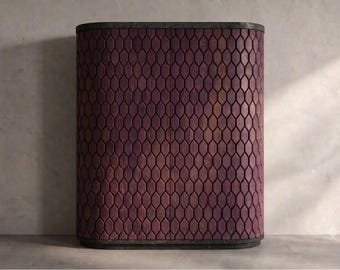 パープルハート材のバーキャビネット – サーペンタイン・エキゾチック・コレクション | 彫刻が施された扉を備えた特注木製酒棚