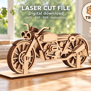 Op de afbeelding: Een lasergesneden houten motormodel met gelaagde lichte en donkere houten onderdelen. De digitale download bevat SVG-, DXF- en PDF-bestanden met instructies. De tekst LASER CUT FILE, Digital download, SVG, DXF, PDF, Instruction en TREPA is zichtbaar.