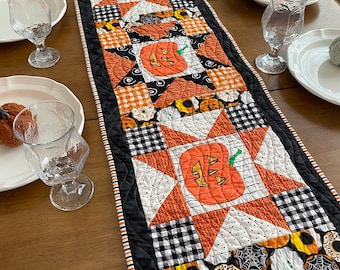 Quilted  Halloween table runner, Halloween table topper, Autumn decorating, Fall Housewarming gift, Jack-o-lantern runner, Pumpkin runner