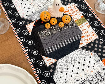 Camino de mesa acolchado con diseño de calabaza de Halloween, con retazos improvisados en blanco y negro, 43" x 13"