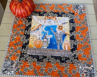 Tapete acolchado para mesa de Halloween: Arte de Halloween de Cori Dantini