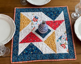 Mini colcha acolchada hecha a mano de 48 x 48 cm, con diseño floral en azul, rojo y dorado.