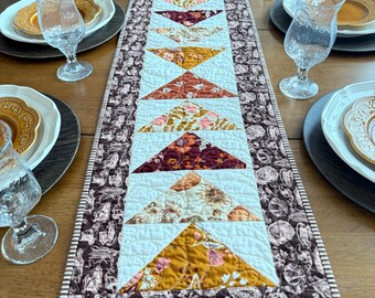 Camino de mesa acolchado de otoño: Gansos voladores florales, decoración de Acción de Gracias (44x13)