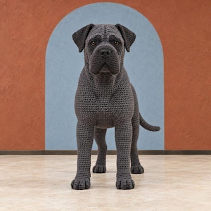 Puede incluir: Una figura de perro tejida a ganchillo a mano con hilo gris carbón oscuro. La escultura presenta una forma canina realista con orejas caídas, un patrón de puntos texturizado en todo el cuerpo, una cola corta y ojos de color marrón oscuro.