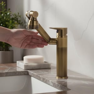 Puede incluir: Un grifo de baño de latón cepillado con base cilíndrica, maneta de palanca única y caño articulado ajustable. El grifo presenta un aireador texturizado en la punta y un pequeño punto indicador de color azul en el mecanismo de la maneta.