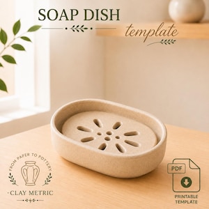 Puede incluir: Una jabonera ovalada de color beige con una superficie texturizada y un patrón de drenaje central con múltiples ranuras alargadas. La imagen incluye el texto SOAP DISH template, FROM PAPER TO POTTERY, CLAY METRIC y un icono de plantilla PDF imprimible.