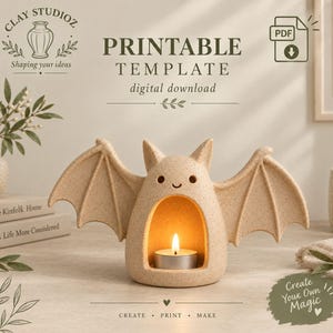 Puede incluir: Un portavelas de cerámica beige moteada con forma de murciélago y un centro hueco que contiene una vela encendida. La imagen incluye el texto: CLAY STUDIOZ, PRINTABLE TEMPLATE, digital download, CREATE YOUR OWN MAGIC, CREATE PRINT MAKE.