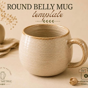 Könnte beinhalten: Ein bauchiger Becher mit beiger, gesprenkelter Oberfläche und braunem Rand. Der Text ROUND BELLY MUG template ist oben zu sehen. Ein Logo mit dem Text FROM PAPER TO POTTERY CLAY METRIC und ein PDF-Symbol mit dem Text PRINTABLE TEMPLATE sind vorhanden.