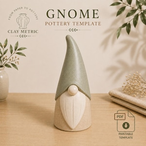 Puede incluir: Una plantilla de cerámica de gnomo con un sombrero puntiagudo de color verde salvia, una nariz redonda y una barba larga de color crema. El texto dice GNOME POTTERY TEMPLATE, FROM PAPER TO POTTERY, CLAY METRIC y PDF PRINTABLE TEMPLATE con un icono.