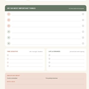 Puede incluir: Una página de planificador diario con fondo crema que presenta secciones tituladas Daily Focus, My Six Most Important Things, Time-Sensitive, Life & Errands y End-of-Day Reset. El diseño incluye líneas para escribir, casillas de verificación y el texto 2026 Gathered Day Designs.