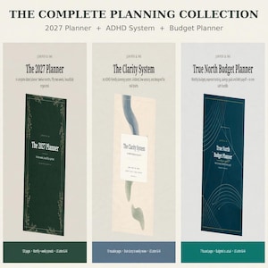Puede incluir: La colección Complete Planning incluye The 2027 Planner, The Clarity System y True North Budget Planner. Estos tres planificadores presentan cubiertas distintas en verde oscuro, crema con acentos azules y azul oscuro con líneas doradas.