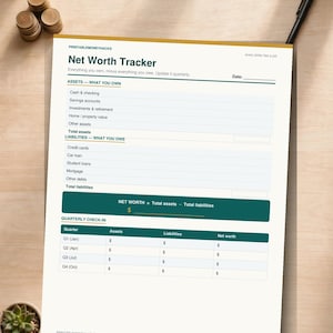 Puede incluir: Un documento de seguimiento del patrimonio neto con secciones para activos, pasivos y una tabla de control trimestral. El formulario incluye campos para efectivo, ahorros, inversiones, propiedades, tarjetas de crédito, préstamos e hipotecas.