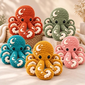 Può includere: Cinque peluche a forma di polpo realizzati all'uncinetto in arancione, verde, verde acqua, giallo e rosa. Ogni polpo presenta grandi occhi neri e motivi ricamati bianchi a forma di mezzaluna e stelle sulla testa e sui tentacoli, con parti inferiori bianche testurizzate.