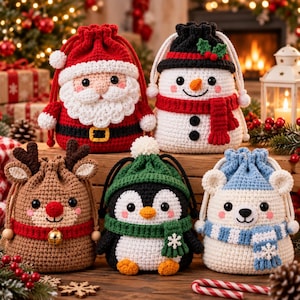 Puede incluir: Cinco bolsas de ganchillo con cordón que representan personajes navideños: un Santa Claus rojo, un muñeco de nieve blanco con sombrero negro, un reno marrón con campana dorada, un pingüino blanco y negro con gorro verde y un oso polar blanco.
