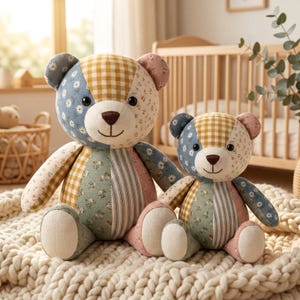 Könnte beinhalten: Zwei Plüschbären aus Patchwork-Stoff mit verschiedenen Mustern, darunter Blau mit weißen Gänseblümchen, gelb-weißes Vichy-Karo, rosa Blumenmuster und Grün mit kleinen Blumen. Beide Bären haben dunkelbraune Nasen und aufgestickte Münder.