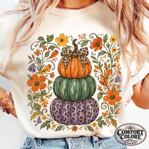 Maglietta Comfort Colors® con illustrazione floreale di zucche impilate / Maglietta autunnale con zucche
