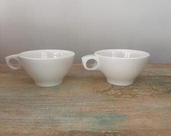 ヴィンテージの白いブーントンウェア製コーヒーカップ2個セット - メラミン製マグカップ2個セット モデル番号1206-8、ミッドセンチュリーモダンの翼型ハンドル付きメラミンティーカップ